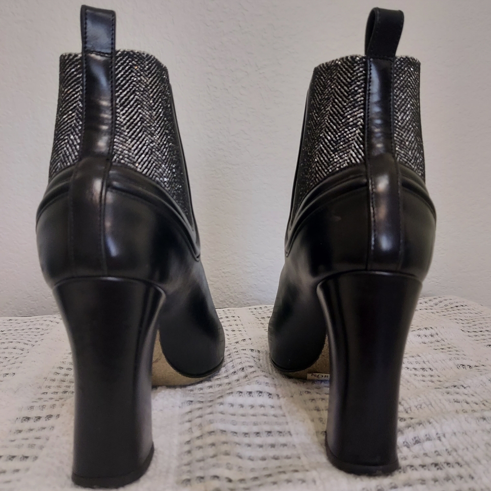 Alexander McQueen Chelsea Heeled Ankle Boots - Picture 4 of 5